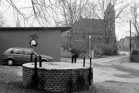ARH Slg. Weber 02-070/0007, Dorfbrunnen mit Löschwasserentnahmestelle in der Ortsmitte von Everloh, zwischen 1980/1990