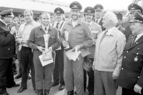 ARH Slg. Weber 02-070/0008, Siegerehrung nach Wettkämpfen innerhalb der Feuerwehr Gehrden, zwischen 1980/1990