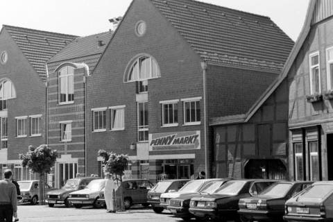 ARH Slg. Weber 02-071/0001, Ein Penny Markt mit einem Parkplatz im Steinweg, Gehrden, zwischen 1980/1990