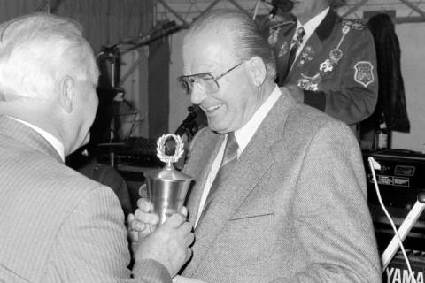 ARH Slg. Weber 02-071/0004, Ein Mann erhält einen Pokal in einem Festzelt, 1984
