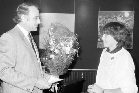 ARH Slg. Weber 02-071/0009, Bankdirektor und Filialleiter Hans-Jürgen Anacker von der Dresdner Bank überreicht einen Blumenstrauß in einer Kunstausstellung, Gehrden, zwischen 1980/1990