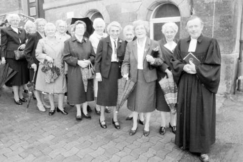 ARH Slg. Weber 02-071/0016, Pastor Siegfried Riedel von der Margarethengemeinde mit Frauen bei der Feier ihrer Goldenen Konfirmation, Gehrden, zwischen 1980/1990