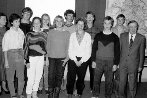ARH Slg. Weber 02-071/0019, Gruppenfoto der Kirchenjugend der Margarethengemeinde mit Pastor Siegfried Riedel (rechts), Gehrden, zwischen 1980/1990