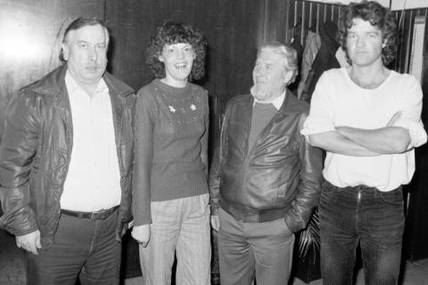 ARH Slg. Weber 02-072/0005, Gruppenfoto mit vier Personen in einem Vorraum?, zwischen 1980/1990