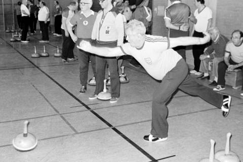 ARH Slg. Weber 02-072/0015, Ein Mann beim Stockschießen mit der Behindertensportgemeinschaft Calenberg als Ausrichter des Turniers in der Sporthalle Lange Feldstraße, Gehrden, zwischen 1980/1990