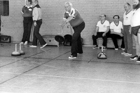 ARH Slg. Weber 02-072/0017, Ein Mann beim Stockschießen mit der Behindertensportgemeinschaft Calenberg als Ausrichter des Turniers in der Sporthalle Lange Feldstraße, Gehrden, zwischen 1980/1990