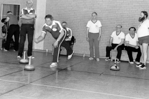 ARH Slg. Weber 02-072/0018, Ein Mann beim Stockschießen mit der Behindertensportgemeinschaft Calenberg als Ausrichter des Turniers in der Sporthalle Lange Feldstraße, Gehrden, zwischen 1980/1990