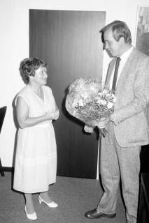 ARH Slg. Weber 02-072/0022, Stadtdirektor Hans Bildhauer überreicht zur Verabschiedung einen Blumenstrauß an Sozialamtsleiterin Frieda Häupl, Gehrden, 1990