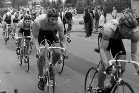 ARH Slg. Weber 02-073/0005, Rennradfahrer bei einem Radrennen, zwischen 1980/1990