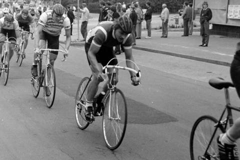 ARH Slg. Weber 02-073/0006, Rennradfahrer bei einem Radrennen, zwischen 1980/1990