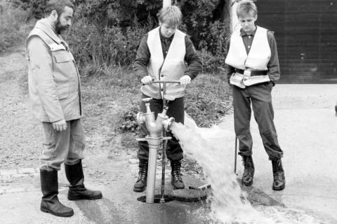 ARH Slg. Weber 02-073/0008, Junge Mitglieder der Feuerwehr Gehrden beim Öffnen eines Hydranten, l. Albert Fricke, zwischen 1980/1990