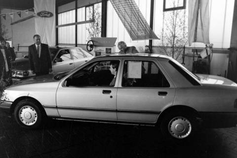 ARH Slg. Weber 02-073/0016, Innenraum des Ford Autohaus Guder o. evtl. Ford Schlenkermann in der Ronnenbergerstr., Gehrden, zwischen 1985/1989