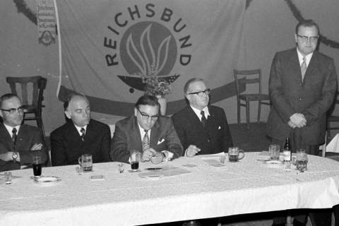 ARH Slg. Weber 02-073/0017, Sitzung? von Mitgliedern des Reichsbunds, zwischen 1980/1990