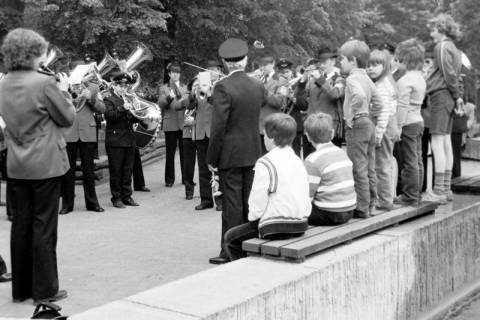 ARH Slg. Weber 02-073/0018, Auftritt des Musikcorps der Feuerwehr mit einem Dirigenten, zwischen 1980/1990