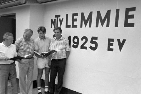 ARH Slg. Weber 02-074/0004, V.l. erster Vorsitzender Günther Bullerdiek und drei weitere Männer vor dem Sportheim des MTV Lemmie, zwischen 1980/1990