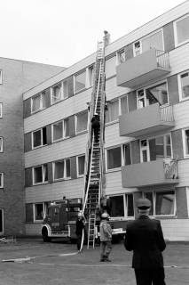 ARH Slg. Weber 02-074/0009, Mitglieder der Feuerwehr klettern mithilfe eines Leiterwagens auf das Dach eines Gebäudes, zwischen 1980/1990