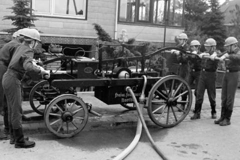 ARH Slg. Weber 02-074/0017, Junge Mitglieder der Feuerwehr Northen an einer Löschpumpe auf einer Kutsche, zwischen 1980/1990