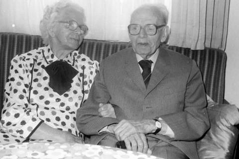 ARH Slg. Weber 02-075/0001, Ein älteres Ehepaar auf einem Sofa, zwischen 1980/1990