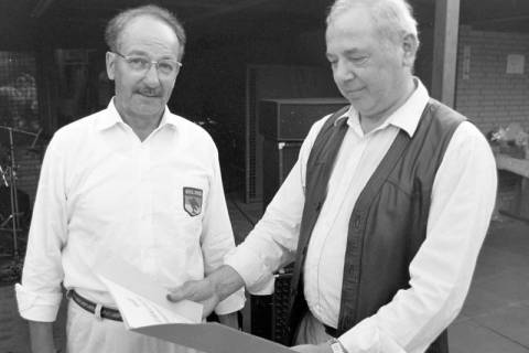 ARH Slg. Weber 02-075/0007, Zwei Männer mit einer Urkunde, zwischen 1980/1990