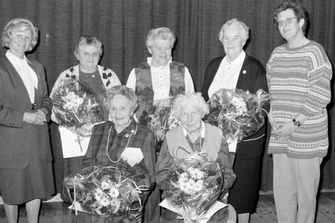 ARH Slg. Weber 02-075/0009, Gruppenfoto des DRK-Ortsvereins mit der Vorsitzenden Hella Glade (links), Leveste, zwischen 1980/1990