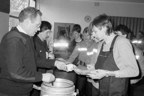ARH Slg. Weber 02-075/0010, Ausgabe von Getränken und Würsten beim Grundlehrgang für Feuerwehrmann-Anwärter in der Festhalle, Gehrden , zwischen 1980/1990