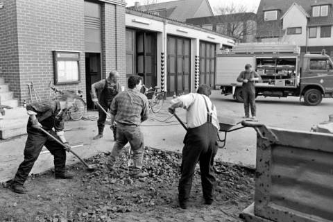 ARH Slg. Weber 02-075/0011, Vorbereitung zur Aufstellung einer Fertiggarage am Feuerwehrhaus Nordstraße, Gehrden, zwischen 1980/1990