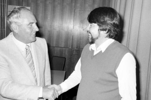 ARH Slg. Weber 02-076/0009, V.l. N.N. und Vorsitzender des SPD-Stadtverbandes Gehrden Wolfgang Petter geben sich die Hand, zwischen 1980/1990