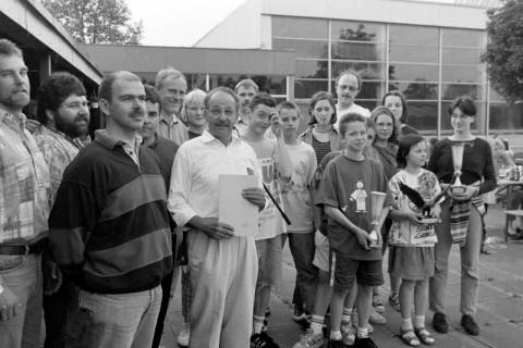 ARH Slg. Weber 02-076/0010, Gruppenfoto mit der DLRG-Ortsgruppe und dem ersten Vorsitzenden Karl-Heinz Wittkopp (weißes Oberhemd) nach einer Siegerehrung vor dem Hallenbad, Gehrden, zwischen 1980/1990