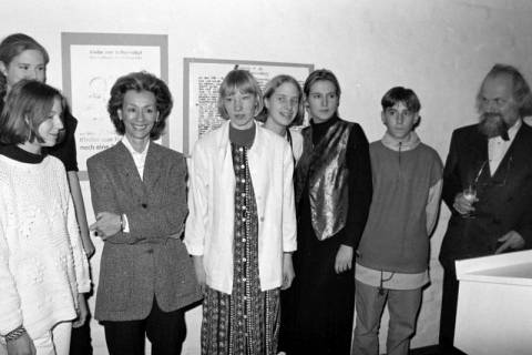ARH Slg. Weber 02-076/0012, Gruppenfoto der Evangelischen Jugend mit Hiltrud Schröder (Dritte von links) und Christoph Stengel (rechts) von der Margarethengemeinde, Gehrden, zwischen 1980/1990