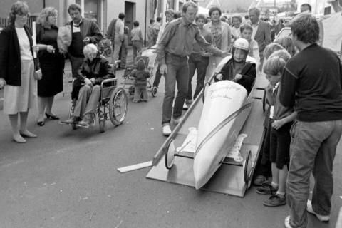ARH Slg. Weber 02-076/0013, Kinder bei einem Seifenkistenrennen der Jugendpflege Gehrden auf einem Kinderfest, zwischen 1980/1990