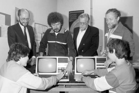 ARH Slg. Weber 02-077/0014, Eine Personengruppe an zwei Computer in der Realschule, Gehrden, zwischen 1980/1990