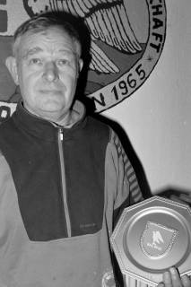 ARH Slg. Weber 02-077/0015, Ein Mann mit einem Ehrenteller der DLRG, zwischen 1980/1990