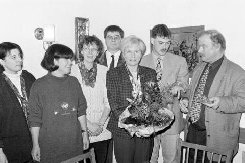 ARH Slg. Weber 02-078/0003, Gruppenfoto mit einer Frau mit einer Pflanze, zwischen 1980/1990
