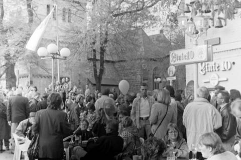 ARH Slg. Weber 02-078/0017, Maibaumfeier auf dem Marktplatz vor der Margarethenkirche, Gehrden, zwischen 1990/2000