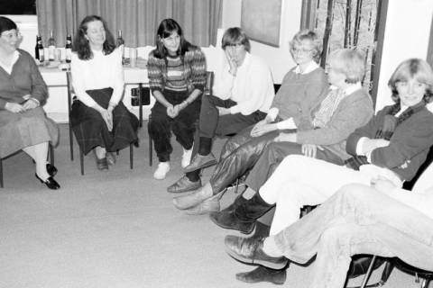 ARH Slg. Weber 02-078/0018, Mehrere Frauen sitzen in einem Stuhlkreis zusammen, zwischen 1980/1990