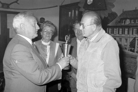 ARH Slg. Weber 02-079/0006, Ein Mann überreicht einem weiteren Mann einen Pokal, zwischen 1980/1990