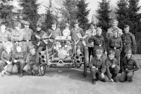 ARH Slg. Weber 02-079/0008, Gruppenfoto mit jungen Mitgliedern der Feuerwehr neben einem Feuerwehrwagen, zwischen 1980/1990