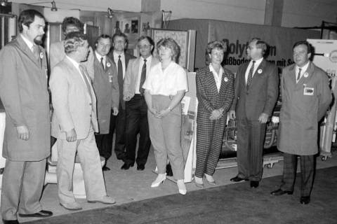 ARH Slg. Weber 02-079/0011, Mehrere Personen (u.a. Ruth Müller (dritte von rechts) und Eberhard Schmidt (vierter von links)) bei einer Ausstellung über Heiztechniken bei Heizung-Lüftung-Sanitär Dietmar Müller (zweiter von rechts), Gehrden, zwischen 1980/1990