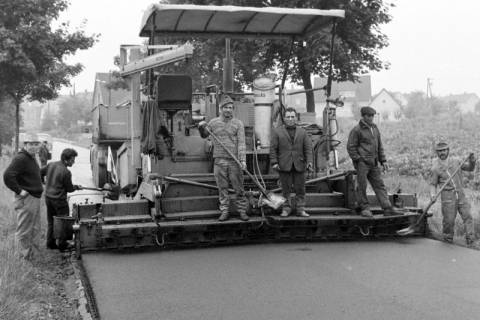 ARH Slg. Weber 02-079/0018, Arbeiter bei der Asphaltierung einer Straße mit einer Maschine, zwischen 1980/1990