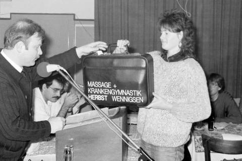 ARH Slg. Weber 02-080/0010, Überreichung eines Koffers an den ersten Vorsitzenden Rolf-Peter Hübner bei der Jahreshauptversammlung des TV Jahn Leveste, zwischen 1980/1990