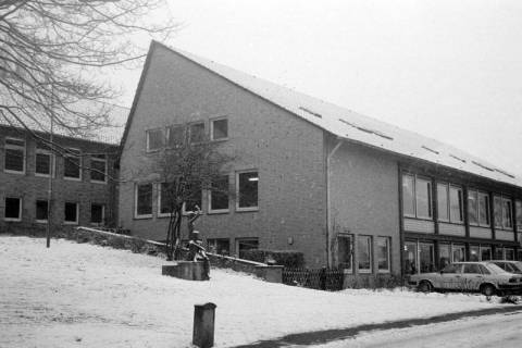ARH Slg. Weber 02-081/0005, Seitlicher Blick auf das Matthias-Claudius-Gymnasium im Winter, Gehrden, zwischen 1980/1990