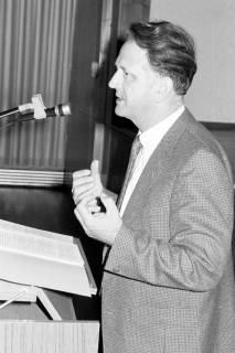 ARH Slg. Weber 02-081/0013, Ein Mann hält eine Rede an einem Podium, zwischen 1980/1990