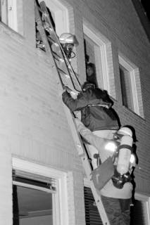 ARH Slg. Weber 02-081/0014, Feuerwehrleute bei einer nächtlichen Einsatzübung am Matthias-Claudius-Gymnasium, Gehrden, zwischen 1980/1990