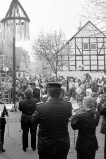 ARH Slg. Weber 02-082/0013, Maibaumfeier mit einem Auftritt der Musikkapelle der Feuerwehr, Gehrden, zwischen 1990/2000