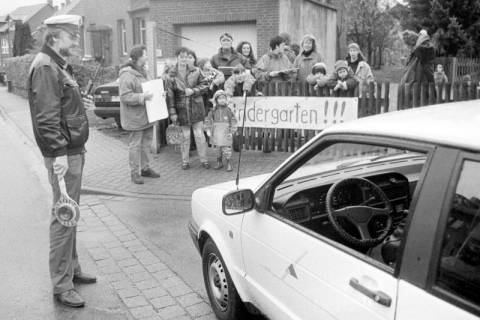 ARH Slg. Weber 02-083/0001, Verkehrskontrolle vor einem Kindergarten mit Müttern und ihren Kindern, zwischen 1980/1990