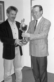 ARH Slg. Weber 02-083/0002, Gehrdens Stadtdirektor Hans Bildhauer (rechts) überreicht Peter Strüber von der Fußballsparte des MTV Lemmie einen Pokal, zwischen 1990/2000