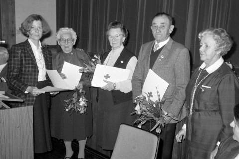 ARH Slg. Weber 02-083/0005, Jahreshauptversammlung des DRK-Ortsvereins Gehrden mit Urkundenverleihung, r. erste Vorsitzende Irmgard Falke, zwischen 1980/1990