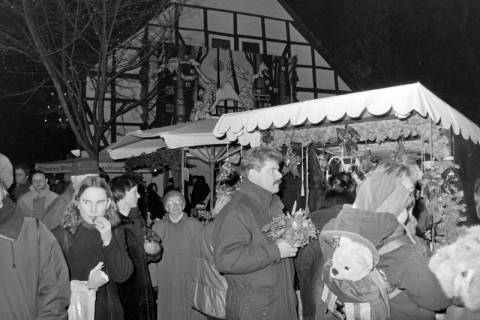 ARH Slg. Weber 02-083/0007, Weihnachtsmarkt mit großem Adventskalender am Marktplatz, Gehrden, zwischen 1980/1990