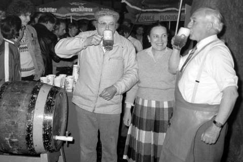 ARH Slg. Weber 02-083/0008, Bürgermeister Helmut Oberheide (rechts) mit Gastwirtsehepaar Heinz und Thea Gröne vom Ratskeller bei einem Bockbieranstich, Gehrden, zwischen 1980/1990
