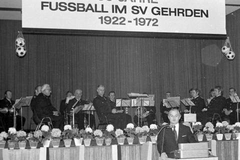 ARH Slg. Weber 02-083/0010, Bürgermeister Helmut Oberheide hält eine Rede zum 50-jährigen Jubiläum des Fußballs im SV Gehrden, im Hintergrund die Musikkappelle der Feuerwehr, Gehrden, zwischen 1980/1990